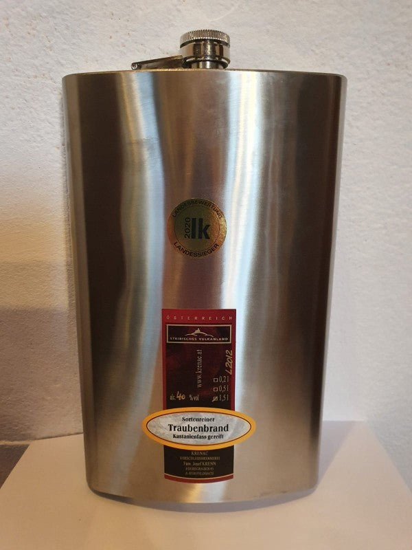 Krenac Flachmann aus Edelstahl, 1.8 Liter, befüllt mit Traubenbrand im Kastanienholzfass gereift